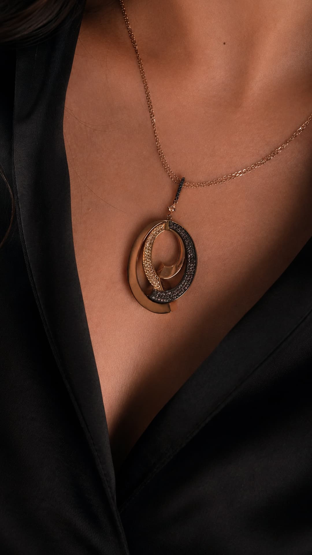 Model üzerinde kolye